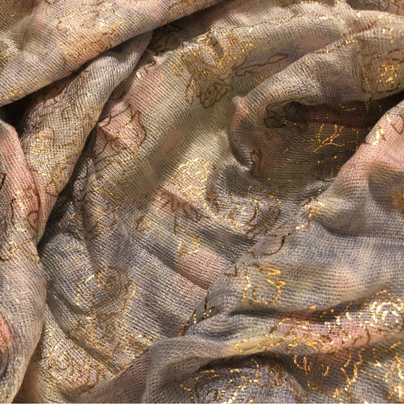 Shiny sheer tasseled classic scarf - Picture 9 of 11